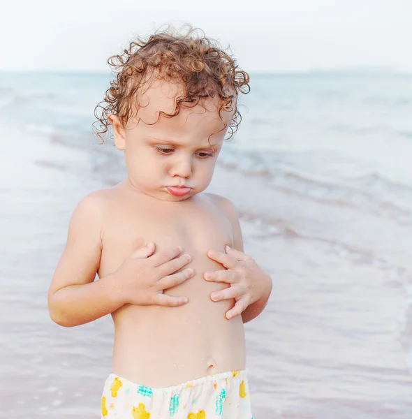Liten pojke som leker på stranden. — Stockfoto