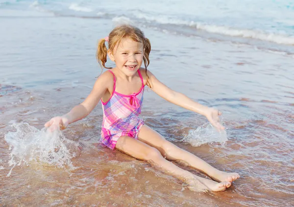 Urocza szczęśliwy uśmiechający się dziewczyna na plaży wakacje — Zdjęcie stockowe