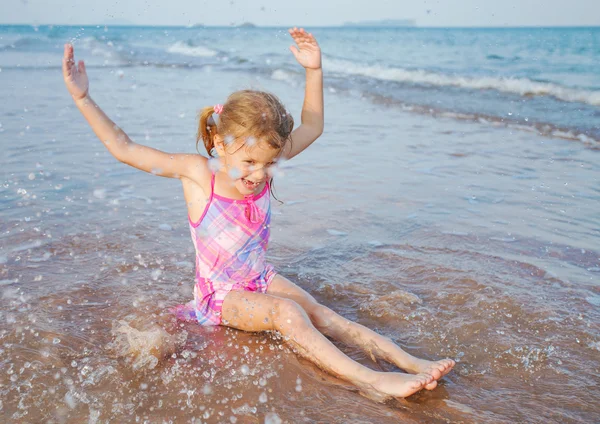 Bedårande glada leende flicka på strandsemester — Stockfoto