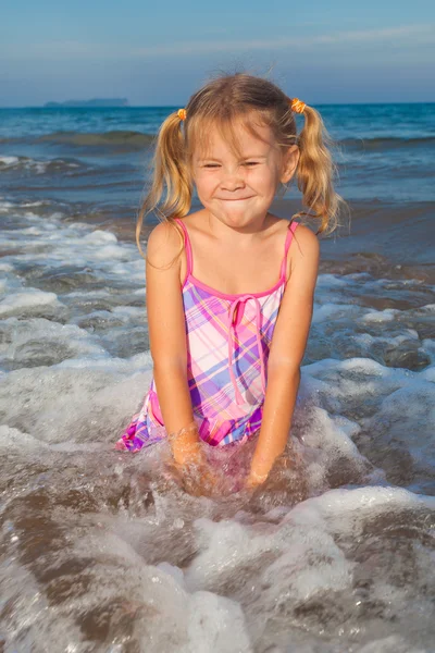 Bambino felice sulla spiaggia — Foto Stock