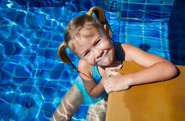 Ragazzina in piscina — Foto Stock