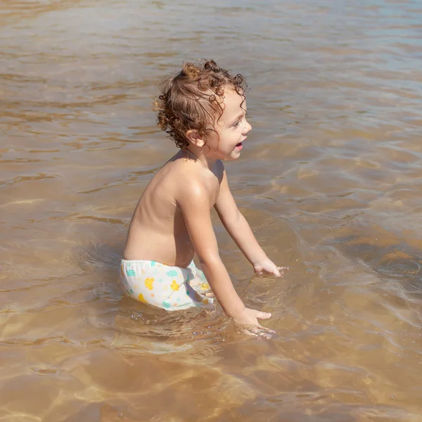 Küçük çocuk kumsalda oynuyor.. — Stok fotoğraf