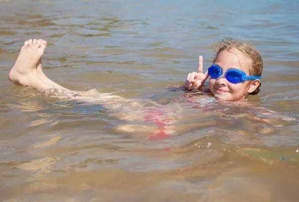 Liten flicka i havet — Stockfoto