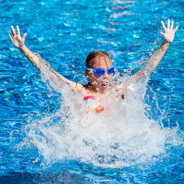Щаслива маленька дівчинка кружляє в басейні — стокове фото