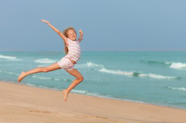 uçan atla beach kız mavi deniz kıyısında tatil yaz