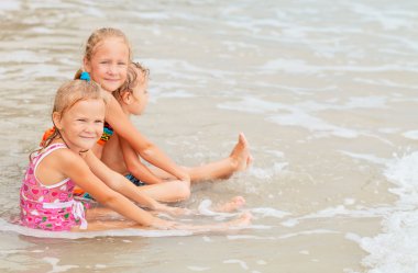 gelukkige jonge geitjes spelen op strand