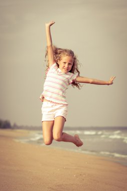 uçan atla beach kız mavi deniz kıyısında tatil yaz