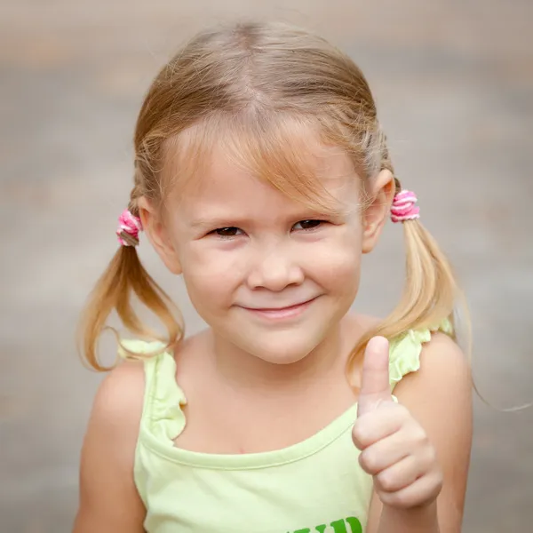 Glückliches Mädchen zeigt Geste cool — Stockfoto