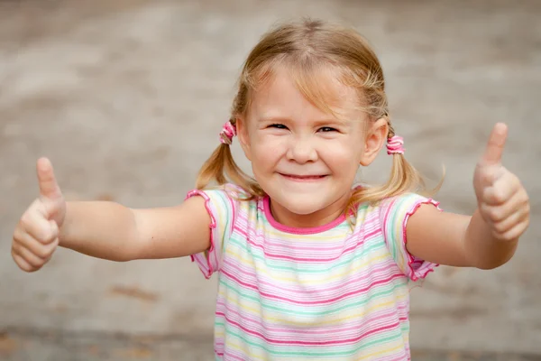 Ευτυχισμένος κορίτσι δείχνει χειρονομία δροσερό — Φωτογραφία Αρχείου