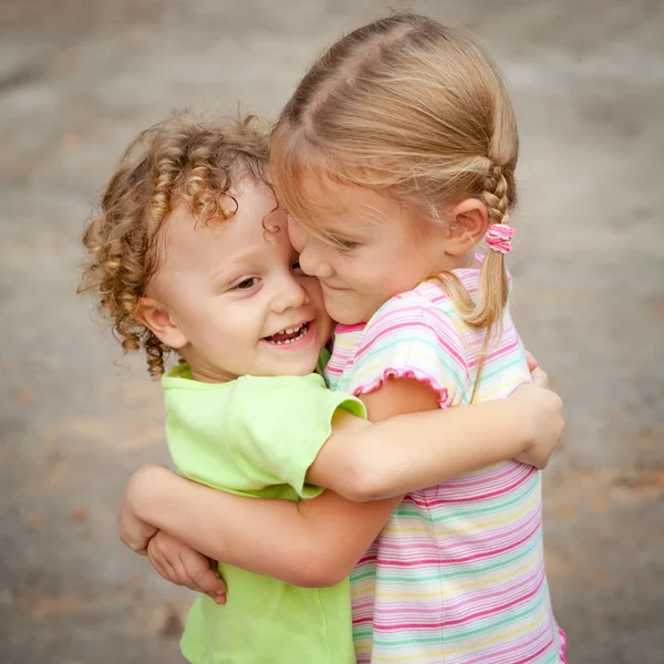 Broer en zus samen forever — Stockfoto