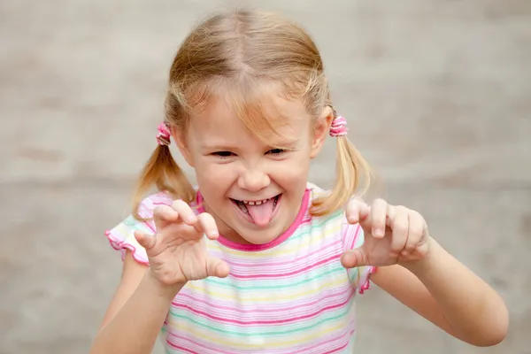 Portret van een gelukkig kind — Stockfoto