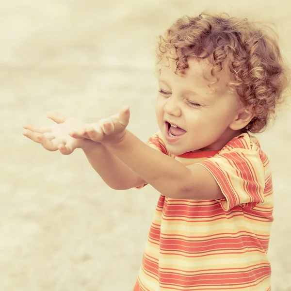 Retrato de un niño feliz — Foto de Stock