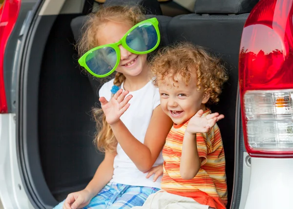 Due bambini felici in macchina — Foto Stock