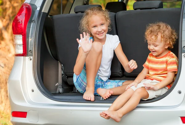 Duas crianças felizes no carro — Fotografia de Stock