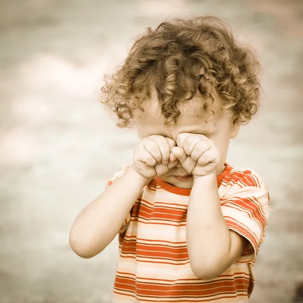 Retrato de un niño llorando — Foto de Stock