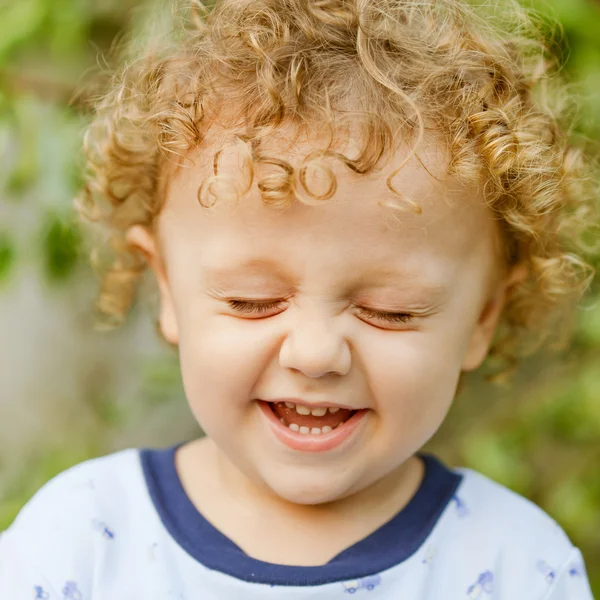 Retrato de uma criança feliz — Fotografia de Stock