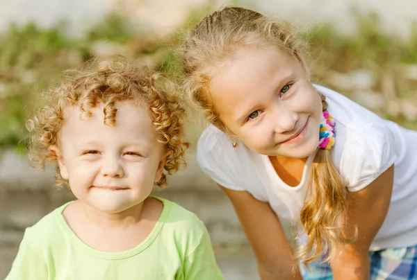 Broer en zus samen forever — Stockfoto