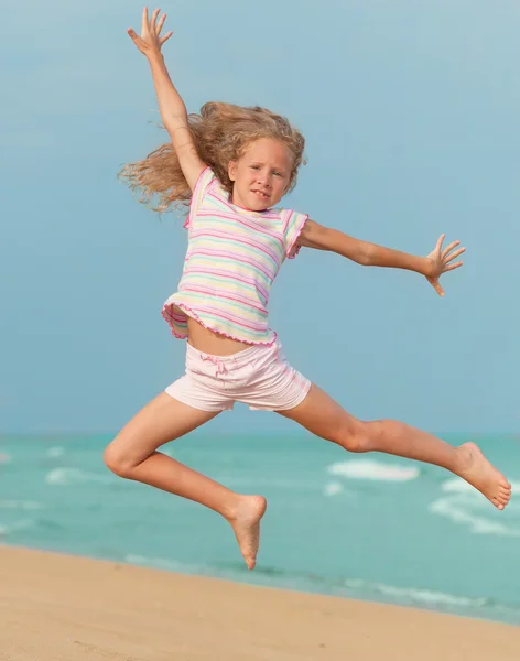 Voando salto menina praia na costa azul do mar em férias de verão — Fotografia de Stock