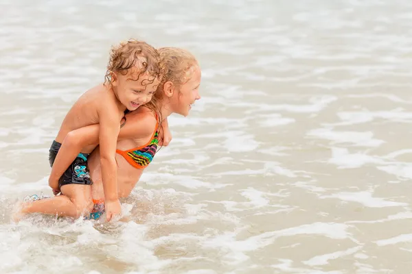 Счастливые дети, играющие на пляже — стоковое фото