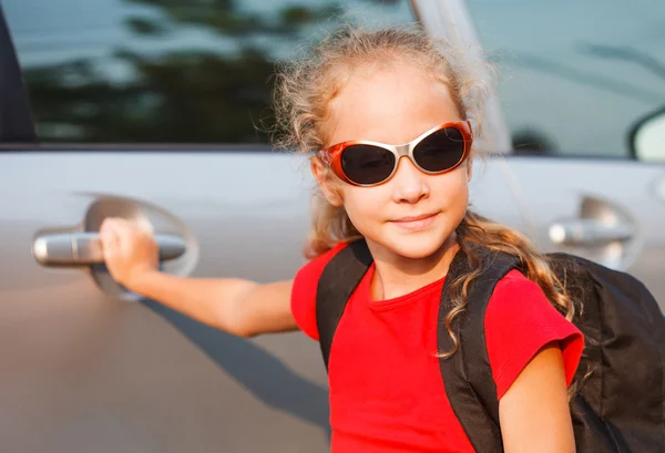 Glad tjej står nära bilen, redo att resa — Stockfoto