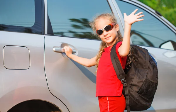 Szczęśliwa dziewczyna stoi w pobliżu samochodu, gotowy do podróży — Zdjęcie stockowe