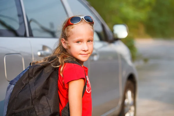 Gelukkig meisje permanent in de buurt van de auto, klaar om te reizen — Stockfoto