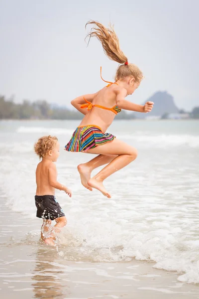 Szczęśliwy kids gry na plaży — Zdjęcie stockowe