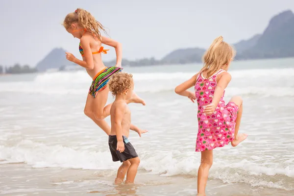 Gelukkige jonge geitjes spelen op strand — Stok fotoğraf