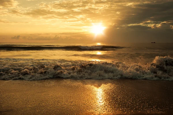 Farbenfroher Sonnenaufgang über dem Meer. Zusammensetzung der Natur. — Stockfoto