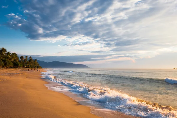 Farbenfroher Sonnenaufgang über dem Meer. Zusammensetzung der Natur. — Stockfoto