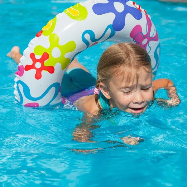 Menina na piscina com anel de borracha — Fotografia de Stock