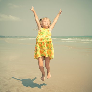 uçan atla beach kız mavi deniz kıyısında tatil yaz