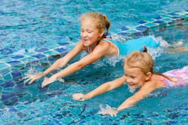 havuz etrafında sıçramasına iki mutlu küçük kız