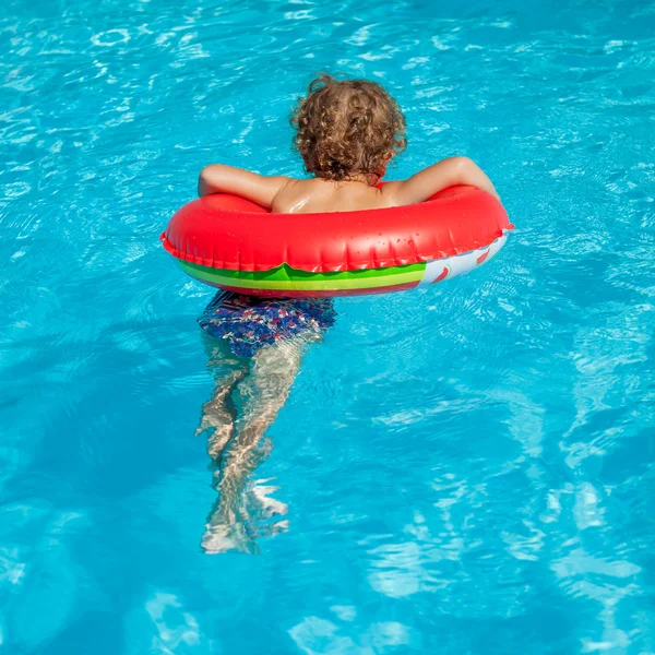 Маленький хлопчик у басейні з гумовим кільцем — стокове фото