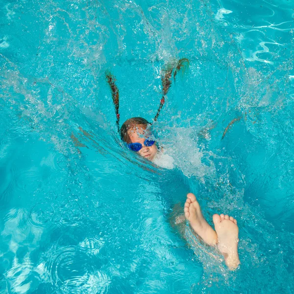 Menina pulando na água na piscina — Fotografia de Stock