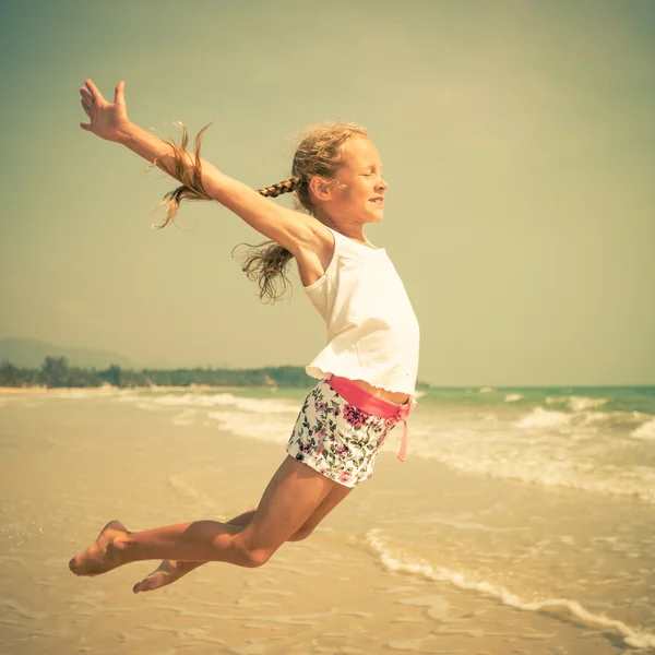 Fliegen springen Strand Mädchen auf blauem Meer Ufer in den Sommerferien — Stockfoto