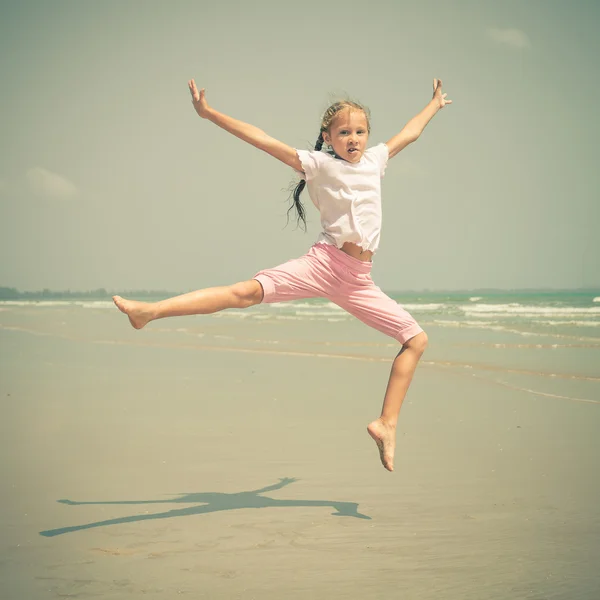 Voando salto menina praia na costa azul do mar em férias de verão — Fotografia de Stock