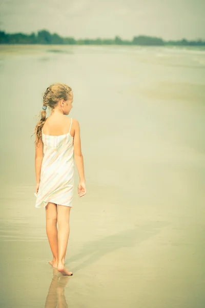 Chica joven y solitaria caminando en la playa —  Fotos de Stock