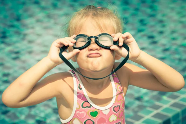 Liten flicka i poolen — Stockfoto