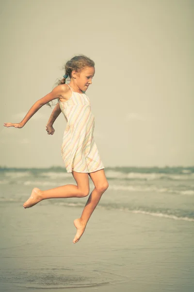 Fliegen springen Strand Mädchen auf blauem Meer Ufer in den Sommerferien — Stockfoto