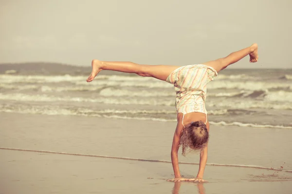 Mooi meisje plezier op strand — Stockfoto