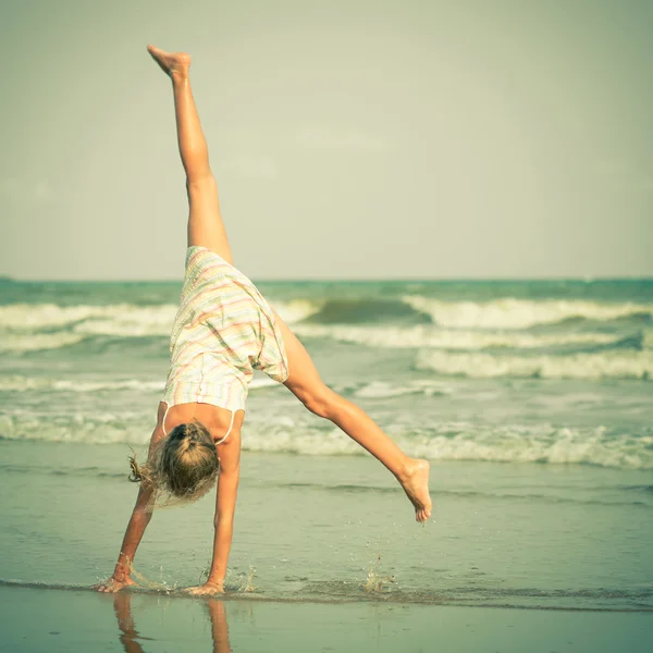 Hermosa chica divirtiéndose en la playa — Foto de Stock