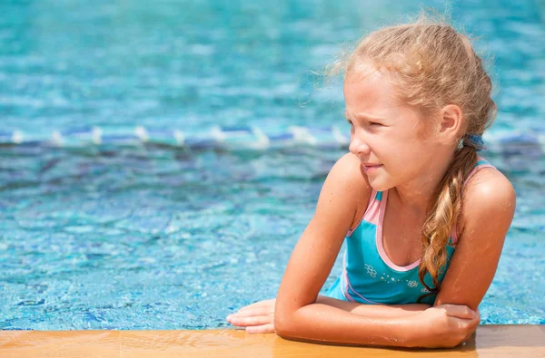 Το κοριτσάκι στην πισίνα. — Φωτογραφία Αρχείου