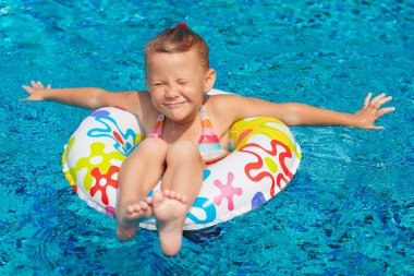 Kauçuk halka ile havuz, küçük kız