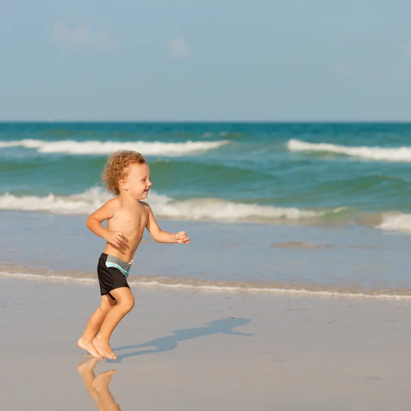 Petit garçon jouant sur la plage. — Photo