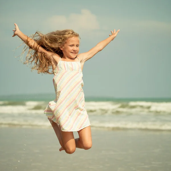 Voando salto menina praia na costa azul do mar em férias de verão — Fotografia de Stock