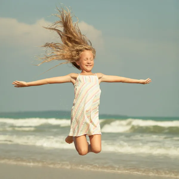 Φέρουν κορίτσι παραλία άλμα στην μπλε θάλασσα ακτή σε καλοκαιρινές διακοπές — Φωτογραφία Αρχείου