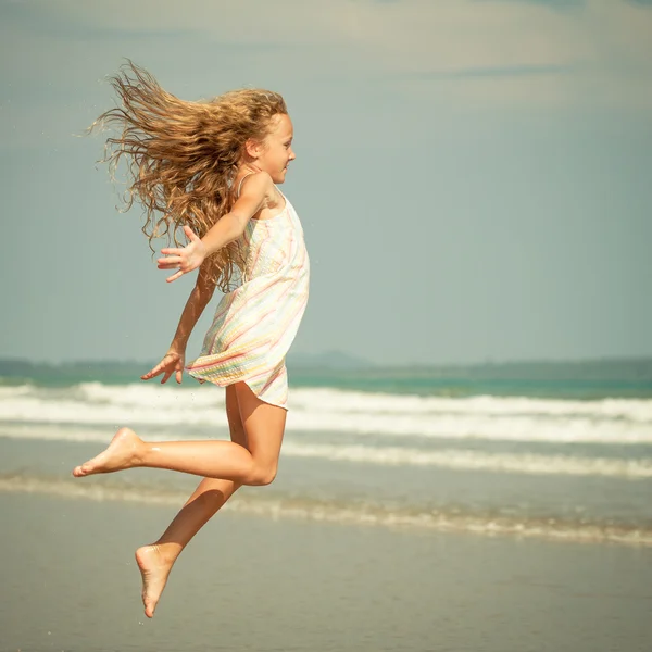 Vliegende sprong strand meisje op blauwe zee kust in de zomervakantie — Stockfoto