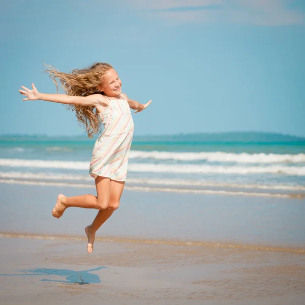 Vliegende sprong strand meisje op blauwe zee kust in de zomervakantie — Stockfoto