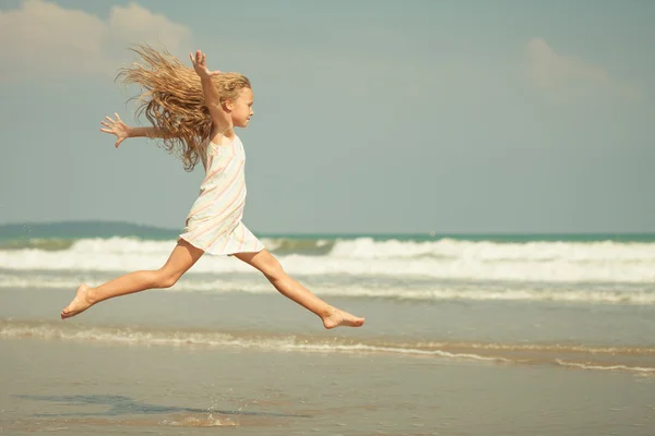Φέρουν κορίτσι παραλία άλμα στην μπλε θάλασσα ακτή σε καλοκαιρινές διακοπές — Φωτογραφία Αρχείου